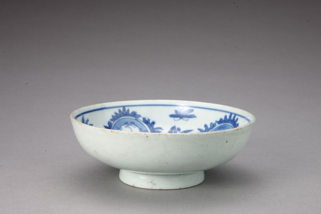 图片[2]-Blue and white rabbit shallow bowl-China Archive